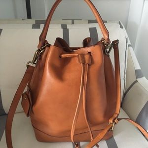 Madewell Lafayette bucket English saddle
